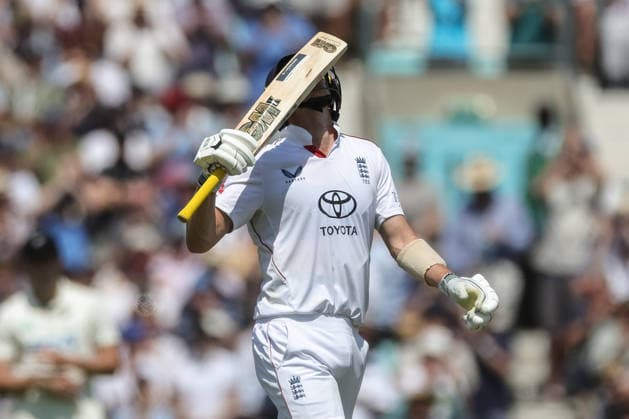 England v New Zealand - 2nd Rothesay Test Match: Day Three Matthew Fisher of England celebrates a half-century during the second Rothesay Test Match, Day 3, between England and New Zealand at The Kia Oval in London, United Kingdom, on June 19, 2026. London London United Kingdom  Copyright: xNewsxImagesx originalFilename:cosgrove-2ndrothe260619_np1Rd.jpg