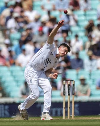 England v New Zealand - 2nd Rothesay Test Match: Day Three Matthew Fisher of England delivers the ball during the 2nd Rothesay Test Match Day 3 between England and New Zealand at The Kia Oval, London, United Kingdom, on June 19, 2026. London London United Kingdom  Copyright: xNewsxImagesx originalFilename:cosgrove-2ndrothe260619_np3IU.jpg