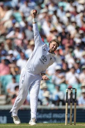 England v New Zealand - 2nd Rothesay Test Match: Day Three England captain Joe Root delivers the ball during the second Rothesay Test Match, Day 3, between England and New Zealand at The Kia Oval in London, United Kingdom, on June 19, 2026. London London United Kingdom  Copyright: xNewsxImagesx originalFilename:cosgrove-2ndrothe260619_npjUL.jpg