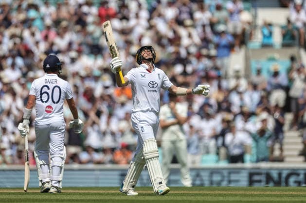 England v New Zealand - 2nd Rothesay Test Match: Day Three Matthew Fisher of England celebrates a half-century during the second Rothesay Test Match, Day 3, between England and New Zealand at The Kia Oval in London, United Kingdom, on June 19, 2026. London London United Kingdom  Copyright: xNewsxImagesx originalFilename:cosgrove-2ndrothe260619_npuyN.jpg