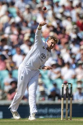 England v New Zealand - 2nd Rothesay Test Match: Day Three England captain Joe Root delivers the ball during the second Rothesay Test Match, Day 3, between England and New Zealand at The Kia Oval in London, United Kingdom, on June 19, 2026. London London United Kingdom  Copyright: xNewsxImagesx originalFilename:cosgrove-2ndrothe260619_npnUd.jpg