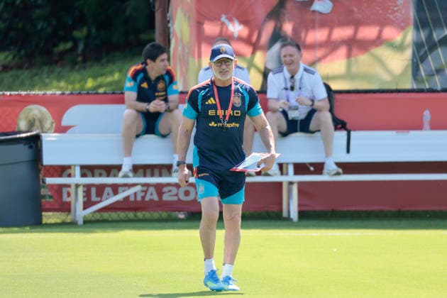 Spanish national soccer team head coach Luis de la Fuente leads the teams s training session in Chattanooga (Tennessee), 19 June 2026. Spanish national soccer team training session in US !ACHTUNG: NUR REDAKTIONELLE NUTZUNG!  Copyright: xLavandeiraxjrx GRAF1559 20260619-55020648939_1