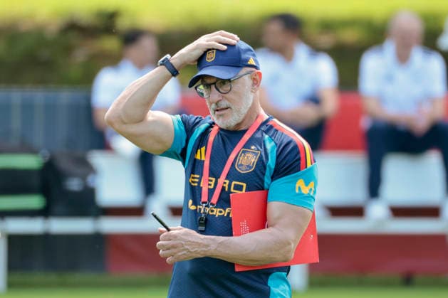 Spanish national soccer team head coach Luis de la Fuente leads the teams s training session in Chattanooga (Tennessee), 19 June 2026. Spanish national soccer team training session in US !ACHTUNG: NUR REDAKTIONELLE NUTZUNG!  Copyright: xLavandeiraxjrx GRAF1558 20260619-55020648942_1
