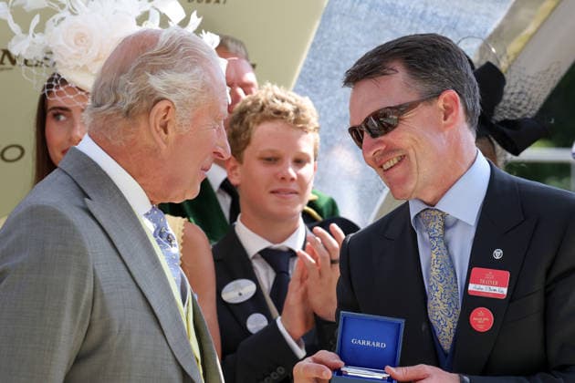 19.06.2026, Ascot, Windsor, GBR - King Charles III and trainer Aidan O Brien at winners presentation after the Coronation Stakes. Ascot racecourse. (Trainer, O Brien, Koenig Charles) 260619D560ROYAL_ASCOT.JPG