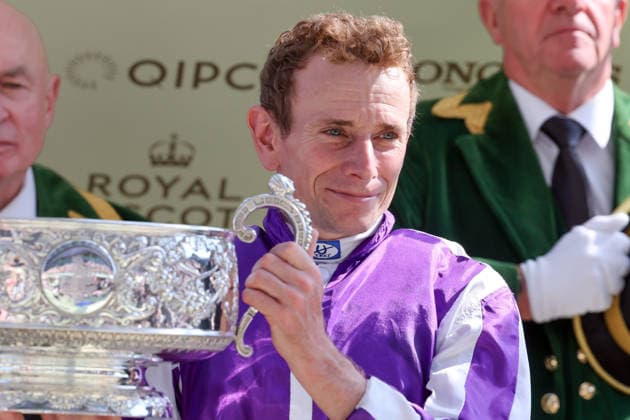 19.06.2026, Ascot, Windsor, GBR - Jockey Ryan Moore at winners presentation after the Coronation Stakes. Ascot racecourse. (Jockey, Moore, Siegerehrung) 260619D561ROYAL_ASCOT.JPG