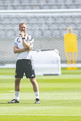 Graham Potter Head Coach of Sweden looks on during a Sweden training session during the FIFA World Cup, WM, Weltmeisterschaft, Fussball 2026 at Houston Dash and Dynamo Stadium on June 19th,2026 (Photo by Joao Bravo Sports Press Photo)  Copyright: xJoaoxBravo SportsxPressxPhotox Sportspressphoto_SPR170911