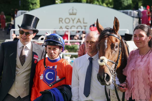 19.06.2026, Ascot, Windsor, GBR - Green Carrera with Mickael Barzalona and trainer Joseph O Brien after winning the Sandringham Stakes. Ascot racecourse. (Pferd, Jockey, Green Carrera, Barzalona, Sieg, Trainer, O Brien) 260619D570ROYAL_ASCOT.JPG