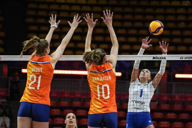 FIVB Women s Nations League 2026. Britte Stuut and Sarah van Aalen of the Netherlands compete against Oleksandra Milenko of Ukraine during the FIVB Women s Volleyball Nations League match between the Netherlands and Ukraine in Bangkok, Thailand, on June 19, 2026. Bangkok Bangkok Thailand  Copyright: xAnusakxLaowilasx originalFilename:laowilas-notitle260619_npU09.jpg