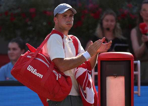 Arthur Fery of GB thanks the crowd HSBC Queen s Club Championships, Day Fourteen, Tennis, Queen s Club, West Kensington, London, UK - 19 Jun 2026London Queen s Club United Kingdom  Copyright: xEllaxLing Shutterstockx 16929306bs
