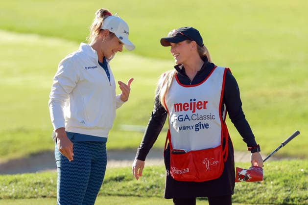 Meijer LPGA, Golf Damen Classic by Simply Give Belmont, MI - JUNE 19: Leah John of British Columbia, Canada talks with her caddie on the 4th green during the second round of the Meijer LPGA Classic by Simply Give at Blythefield Country Club on June 19, 2026 in Belmont, Michigan. Belmont Michigan United States  Copyright: xAmyxLemusx originalFilename:lemus-meijerlp260619_npmZW.jpg