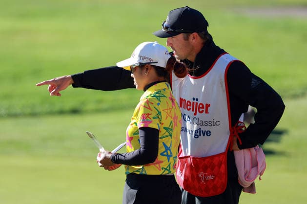 Meijer LPGA, Golf Damen Classic by Simply Give Belmont, MI - JUNE 19: Pornanong Phatlum of Thailand looks over the 4th green with her caddie during the second round of the Meijer LPGA Classic by Simply Give at Blythefield Country Club on June 19, 2026 in Belmont, Michigan. Belmont Michigan United States  Copyright: xAmyxLemusx originalFilename:lemus-meijerlp260619_np3kv.jpg