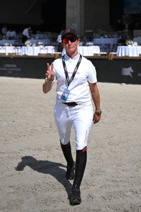 Jörne Sprehe (Cannes stars) en reconnaissance du prix GCL of Paris - Round 1 Team Competition presented by Turkish Airlines lors du 12ème édition Longines Paris Eiffel Jumping au pied de la Tour Eiffel sur le Champ-de-Mars à Paris le 19 juin 2026 Perusseau Veeren Bestimage Recognition of the GCL of Paris prize - Round 1 Team Competition presented by Turkish Airlines during the 12th edition of the Longines Paris Eiffel Jumping at the foot of the Eiffel Tower on the Champ-de-Mars in Paris on June 19, 2026 Paris France  Copyright: xVeeren-Perusseau BestimagexVeeren-Perusseau Bestimagex