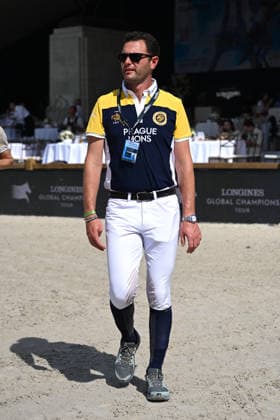 Derin Demirsoy (Prague Lions) en reconnaissance du prix GCL of Paris - Round 1 Team Competition presented by Turkish Airlines lors du 12ème édition Longines Paris Eiffel Jumping au pied de la Tour Eiffel sur le Champ-de-Mars à Paris le 19 juin 2026 Perusseau Veeren Bestimage Recognition of the GCL of Paris prize - Round 1 Team Competition presented by Turkish Airlines during the 12th edition of the Longines Paris Eiffel Jumping at the foot of the Eiffel Tower on the Champ-de-Mars in Paris on June 19, 2026 Paris France  Copyright: xVeeren-Perusseau BestimagexVeeren-Perusseau Bestimagex