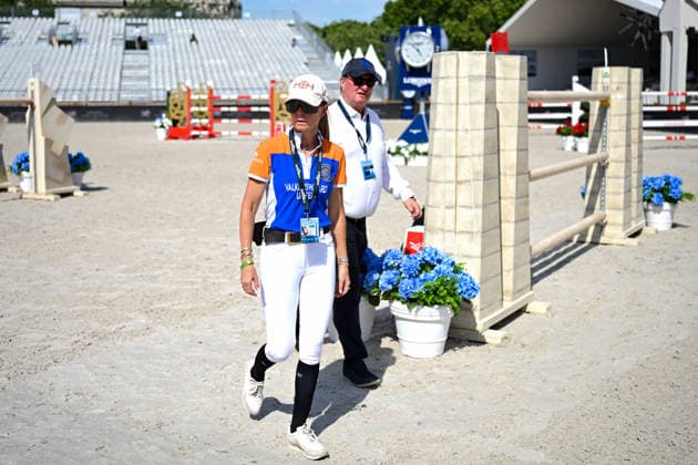 Edwina Tops-Alexander (Valkenswaard United) en reconnaissance du prix GCL of Paris - Round 1 Team Competition presented by Turkish Airlines lors du 12ème édition Longines Paris Eiffel Jumping au pied de la Tour Eiffel sur le Champ-de-Mars à Paris le 19 juin 2026 Perusseau Veeren Bestimage Recognition of the GCL of Paris prize - Round 1 Team Competition presented by Turkish Airlines during the 12th edition of the Longines Paris Eiffel Jumping at the foot of the Eiffel Tower on the Champ-de-Mars in Paris on June 19, 2026 Paris France  Copyright: xVeeren-Perusseau BestimagexVeeren-Perusseau Bestimagex