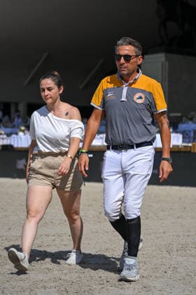 Henrik Von Eckermann (Istanbul Warriors) en reconnaissance du prix GCL of Paris - Round 1 Team Competition presented by Turkish Airlines lors du 12ème édition Longines Paris Eiffel Jumping au pied de la Tour Eiffel sur le Champ-de-Mars à Paris le 19 juin 2026 Perusseau Veeren Bestimage Recognition of the GCL of Paris prize - Round 1 Team Competition presented by Turkish Airlines during the 12th edition of the Longines Paris Eiffel Jumping at the foot of the Eiffel Tower on the Champ-de-Mars in Paris on June 19, 2026 Paris France  Copyright: xVeeren-Perusseau BestimagexVeeren-Perusseau Bestimagex