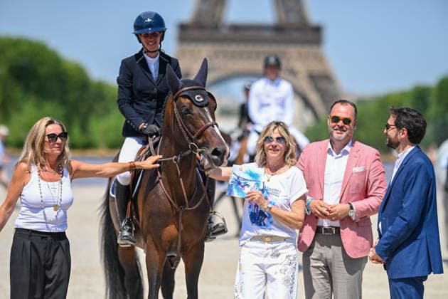 Philippa Ammann 1ère sur Cascalretto avec Virginie Coupérie-Eiffel et Coco Coupérie Eiffel lors de la remise du Prix Selman Marrakech de la 12ème édition Longines Paris Eiffel Jumping au pied de la Tour Eiffel sur le Champ-de-Mars à Paris, France, le 19 juin 2026. Perusseau-Veeren Bestimage Selman Marrakech Prize during the 12th edition of the Longines Paris Eiffel Jumping at Champ-de-Mars near Eiffel Tower in Paris, France, on June 19, 2026. Paris France  Copyright: xPerusseau-Veerenx xBestimagexPerusseau-Veerenx xBestimagex