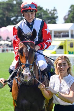 19.06.2026, Ascot, Windsor, GBR - Libertango with Billy Loughnane up after winning the Albany Stakes. Ascot racecourse. (Pferd, Jockey, Libertango, Loughnane, Sieg) 260619C903ROYAL_ASCOT.JPG