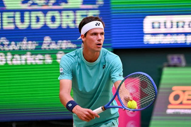 Daniel Altmaier (GER) beim Aufschlag konzentriert TERRA WORTMANN Open 2026, Tennis, ATP, Tennis Herren Tennis Herren 500, Turnier, Hauptfeld, Viertelfinale, 19.06.2026, TERRA WORTMANN Open 2026, Tennis, ATP, Tennis Herren 500, Turnier, Hauptfeld, Viertelfinale, 19.06.2026 Halle