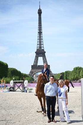 Daniel Deusser Sur Pepita Van T Meulenhof Br (2ème prix) , Virginie Coupérie-Eiffel - Remise du prix CSI5 1.60m GCL Individual Competition Presenté par Evian lors du 12ème édition Longines Paris Eiffel Jumping au pied de la Tour Eiffel sur le Champ-de-Mars à Paris le 19 juin 2026. Perusseau Veeren Bestimage Presentation of the CSI5 1.60m GCL Individual Competition prize presented by Evian during the 12th edition of the Longines Paris Eiffel Jumping at the foot of the Eiffel Tower on the Champ-de-Mars in Paris on June 19, 2026. Paris France  Copyright: xVeeren-Perusseau BestimagexVeeren-Perusseau Bestimagex