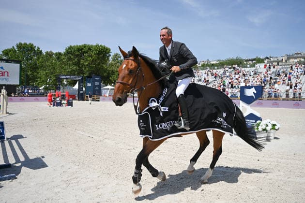Julien Epaillard Sur Le Coultre De Muze (1er prix) - Remise du prix CSI5 1.60m GCL Individual Competition Presenté par Evian lors du 12ème édition Longines Paris Eiffel Jumping au pied de la Tour Eiffel sur le Champ-de-Mars à Paris le 19 juin 2026. Perusseau Veeren Bestimage Presentation of the CSI5 1.60m GCL Individual Competition prize presented by Evian during the 12th edition of the Longines Paris Eiffel Jumping at the foot of the Eiffel Tower on the Champ-de-Mars in Paris on June 19, 2026. Paris France  Copyright: xVeeren-Perusseau BestimagexVeeren-Perusseau Bestimagex
