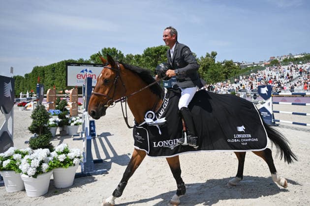 Julien Epaillard Sur Le Coultre De Muze (1er prix) - Remise du prix CSI5 1.60m GCL Individual Competition Presenté par Evian lors du 12ème édition Longines Paris Eiffel Jumping au pied de la Tour Eiffel sur le Champ-de-Mars à Paris le 19 juin 2026. Perusseau Veeren Bestimage Presentation of the CSI5 1.60m GCL Individual Competition prize presented by Evian during the 12th edition of the Longines Paris Eiffel Jumping at the foot of the Eiffel Tower on the Champ-de-Mars in Paris on June 19, 2026. Paris France  Copyright: xVeeren-Perusseau BestimagexVeeren-Perusseau Bestimagex