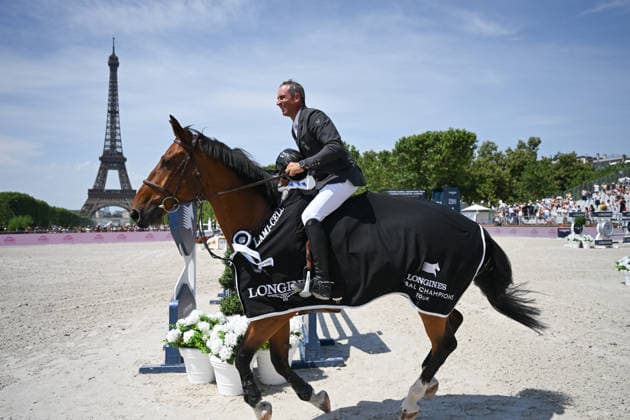 Julien Epaillard Sur Le Coultre De Muze (1er prix) - Remise du prix CSI5 1.60m GCL Individual Competition Presenté par Evian lors du 12ème édition Longines Paris Eiffel Jumping au pied de la Tour Eiffel sur le Champ-de-Mars à Paris le 19 juin 2026. Perusseau Veeren Bestimage Presentation of the CSI5 1.60m GCL Individual Competition prize presented by Evian during the 12th edition of the Longines Paris Eiffel Jumping at the foot of the Eiffel Tower on the Champ-de-Mars in Paris on June 19, 2026. Paris France  Copyright: xVeeren-Perusseau BestimagexVeeren-Perusseau Bestimagex