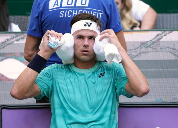 photo : Daniel ALTMAIER (GER) mit seinem Eiswürfel Handtuch während des Seitenwechsels Tennis-Turnier Terra Wortmann Cup im Gerry Weber Sportpark in Halle Westfalen - Viertelfinales - am Fr. 19.06.2026 *** Photo