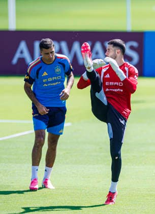 Spain national team, Nationalteam World Cup 19 06 2026 Rodrigo Hernandez of Spain (L) and Joan Garcia of Spainz (R) during the Spanish national team s training session at their World Cup base camp at the Baylor School in Chattanooga, United States of America on June 19, 2026. Photo (PGS Photo Agency) Chattanooga usa Copyright: xPGSxPhotoxAgencyx