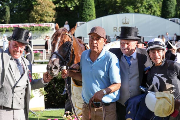19.06.2026, Ascot, Windsor, GBR - Bacio with Juan Hernandez and trainer Wesley Ward (left) after winning. Ascot racecourse. (Pferd, Jockey, Bacio, Hernandez, Sieg, Trainer, Ward) 260619D591ROYAL_ASCOT.JPG