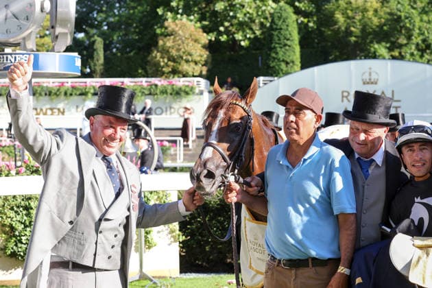 19.06.2026, Ascot, Windsor, GBR - Bacio with Juan Hernandez and trainer Wesley Ward (left) after winning. Ascot racecourse. (Pferd, Jockey, Bacio, Hernandez, Sieg, Trainer, Ward) 260619D592ROYAL_ASCOT.JPG