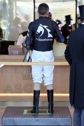 19.06.2026, Ascot, Windsor, GBR - Jockey Juan Hernandez after his win on the scale. Ascot racecourse. (Jockey, Hernandez, Waage, Zurueckwiegen, Gewichtskontrolle) 260619D595ROYAL_ASCOT.JPG
