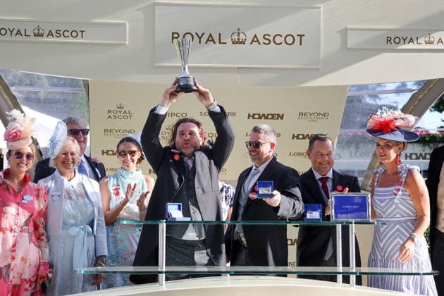 19.06.2026, Ascot, Windsor, GBR - Winners presentation: Bacio with Juan Hernandez up wins. Ascot racecourse. (Siegerehrung, Bacio, Hernandez, Sieg) 260619D597ROYAL_ASCOT.JPG