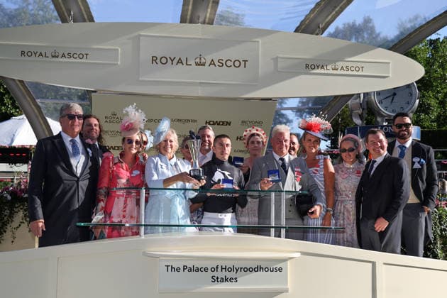 19.06.2026, Ascot, Windsor, GBR - Winners presentation: Bacio with Juan Hernandez up wins. Ascot racecourse. (Siegerehrung, Bacio, Hernandez, Sieg) 260619D598ROYAL_ASCOT.JPG