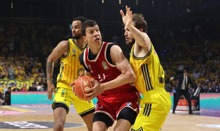 Vladimir Lucic am Ball, Malte Delow Zweikampf Spielszene Aktion Basketball BBL Bundesliga Herren Play Off Finale 4.Spiel Saison 2025 2026 19.06.2026 ALBA Berlin vs. Bayern München *** Vladimir Lucic with the ball, Malte Delow in a duel; game scene, action, sports, basketball, BBL, Bundesliga, mens playoffs, Game 4 of the finals, 2025–2026 season, June 19, 2026, ALBA Berlin vs. Bayern Munich,detected_source_language