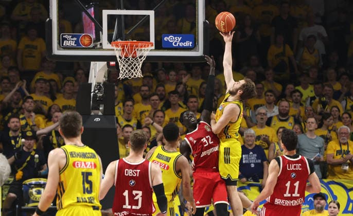 Wenyen Gabriel, Malte Delow am Ball Zweikampf Spielszene Aktion Basketball BBL Bundesliga Herren Play Off Finale 4.Spiel Saison 2025 2026 19.06.2026 ALBA Berlin vs. Bayern München *** Wenyen Gabriel, Malte Delow with the ball; one-on-one; game scene; action; sports; basketball; BBL; Bundesliga; mens; playoffs; Game 4 of the Finals; 2025–2026 season; June 19, 2026; ALBA Berlin vs. Bayern Munich,detected_source_language