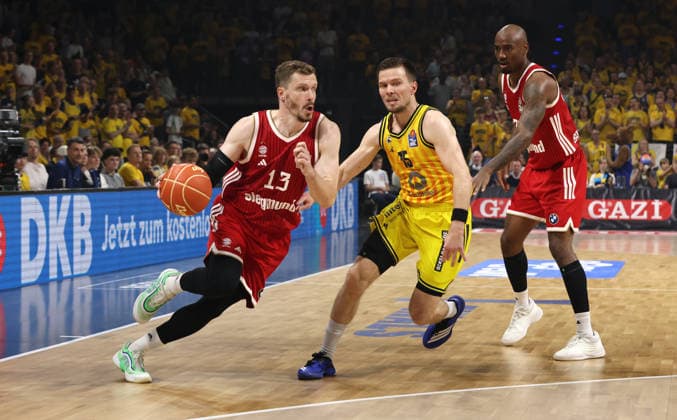 Andreas Obst am Ball, Martin Hermannsson, Zweikampf Spielszene Aktion Basketball BBL Bundesliga Herren Play Off Finale 4.Spiel Saison 2025 2026 19.06.2026 ALBA Berlin vs. Bayern München *** Andreas Obst with the ball, Martin Hermannsson, head-to-head battle, game action, sports, basketball, BBL, Bundesliga, mens playoffs, Game 4 of the finals, 2025–2026 season, June 19, 2026, ALBA Berlin vs. Bayern Munich,detected_source_language