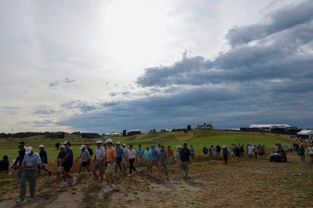 US Open Golf Championship - Round 2 Spectators navigate the course during the second round of the 2026 US Open golf tournament at the Shinnecock Hills Golf Club in Southampton, New York, USA, 19 June 2026. SOUTHAMPTON NEW YORK UNITED STATES  Copyright: xSARAHxYENESELx