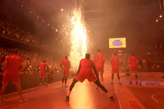 DEU, easyCredit BBL, ALBA vs. Bayern Muenchen, 19.06.2026, Max-Schmeling-Halle, Berlin, DEU, easyCredit BBL, ALBA vs. Bayern Muenchen, im Bild Muenchner-Spielerkreis, Pyro *** GER, easyCredit BBL, ALBA vs. Bayern Munich, June 19, 2026, Max Schmeling Halle, Berlin, GER, easyCredit BBL, ALBA vs. Bayern Munich, pictured nordphotoxGmbHx xEngler nph00076