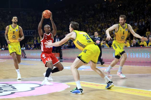 DEU, easyCredit BBL, ALBA vs. Bayern Muenchen, 19.06.2026, Max-Schmeling-Halle, Berlin, DEU, easyCredit BBL, ALBA vs. Bayern Muenchen, im Bild Justin Bean (ALBA Berlin 34), Norris Agbakoko (ALBA Berlin 17), Isiaha Mike (FC Bayern Muenchen 22) *** DEU, easyCredit BBL, ALBA vs. Bayern Munich, June 19, 2026, Max Schmeling Halle, Berlin, Germany, easyCredit BBL, ALBA vs. Bayern Munich, pictured nordphotoxGmbHx xEngler nph00076