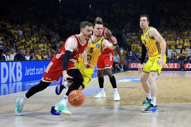 DEU, easyCredit BBL, ALBA vs. Bayern Muenchen, 19.06.2026, Max-Schmeling-Halle, Berlin, DEU, easyCredit BBL, ALBA vs. Bayern Muenchen, im Bild Martin Hermannsson (ALBA Berlin 15), Justin Bean (ALBA Berlin 34), Andreas Obst (FC Bayern Muenchen 13) *** DEU, easyCredit BBL, ALBA vs. Bayern Munich, June 19, 2026, Max Schmeling Halle, Berlin, Germany, easyCredit BBL, ALBA vs. Bayern Munich; pictured nordphotoxGmbHx xEngler nph00076