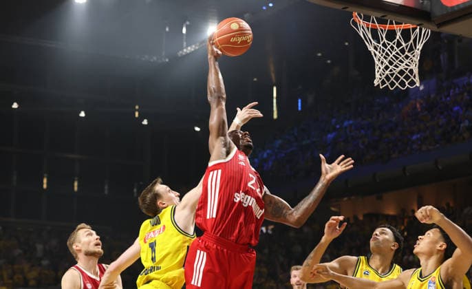 Moses Wood, Isiaha Mike am Ball Zweikampf Spielszene Aktion Basketball BBL Bundesliga Herren Play Off Finale 4.Spiel Saison 2025 2026 19.06.2026 ALBA Berlin vs. Bayern München *** Moses Wood, Isiaha Mike on the ball, one-on-one, game action, sports, basketball, BBL, Bundesliga, mens playoffs, Game 4 of the finals, 2025–2026 season, June 19, 2026, ALBA Berlin vs. Bayern Munich,detected_source_language