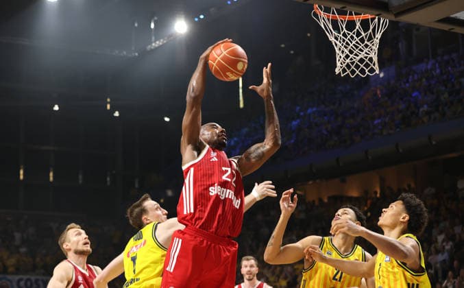Moses Wood, Isiaha Mike am Ball, Michael Rataj, Jack Kayil Zweikampf Spielszene Aktion Basketball BBL Bundesliga Herren Play Off Finale 4.Spiel Saison 2025 2026 19.06.2026 ALBA Berlin vs. Bayern München *** Moses Wood, Isiaha Mike with the ball, Michael Rataj, Jack Kayil, a duel, game action, sports, basketball, BBL, Bundesliga, mens playoffs, Game 4 of the finals, 2025–2026 season, June 19, 2026, ALBA Berlin vs. Bayern Munich,detected_source_language