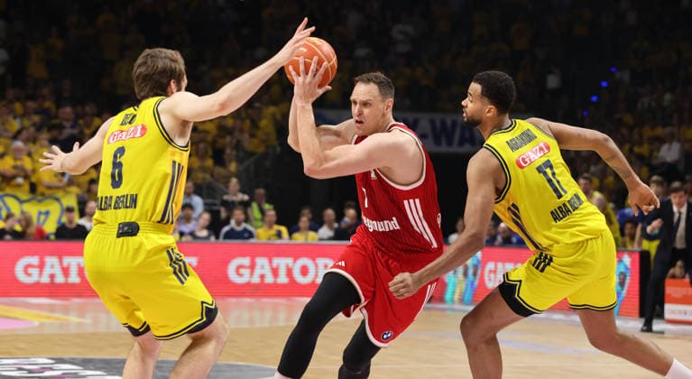 Malte Delow, Johannes Voigtmann am Ball, Norris Agbakoko Zweikampf Spielszene Aktion Basketball BBL Bundesliga Herren Play Off Finale 4.Spiel Saison 2025 2026 19.06.2026 ALBA Berlin vs. Bayern München *** Malte Delow, Johannes Voigtmann with the ball, Norris Agbakoko in a duel; game scene, action, sports, basketball, BBL, Bundesliga, mens playoffs, Game 4 of the finals, 2025–2026 season, June 19, 2026, ALBA Berlin vs. Bayern Munich,detected_source_language
