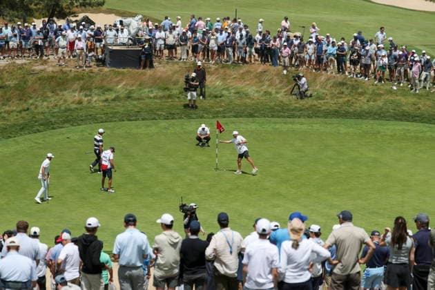 US Open Golf Championship - Round 2 Spectators watch players on the 14th green during the second round of the 2026 US Open golf tournament at the Shinnecock Hills Golf Club in Southampton, New York, USA, 19 June 2026. SOUTHAMPTON NEW YORK UNITED STATES  Copyright: xSARAHxYENESELx
