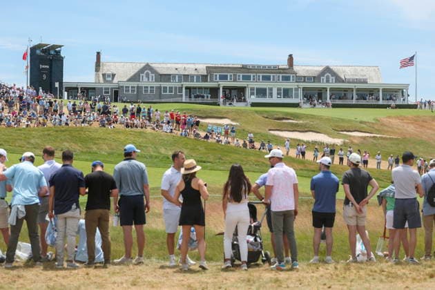 US Open Golf Championship - Round 2 Spectators gather around the 18th green during the second round of the 2026 US Open golf tournament at the Shinnecock Hills Golf Club in Southampton, New York, USA, 19 June 2026. SOUTHAMPTON NEW YORK UNITED STATES  Copyright: xSARAHxYENESELx