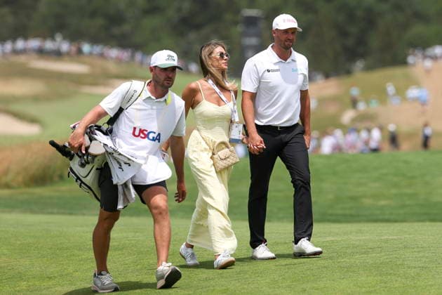 US Open Golf Championship - Round 2 Wyndham Clark (R) of the US exits the course during the second round of the 2026 US Open golf tournament at the Shinnecock Hills Golf Club in Southampton, New York, USA, 19 June 2026. SOUTHAMPTON NEW YORK UNITED STATES  Copyright: xSARAHxYENESELx