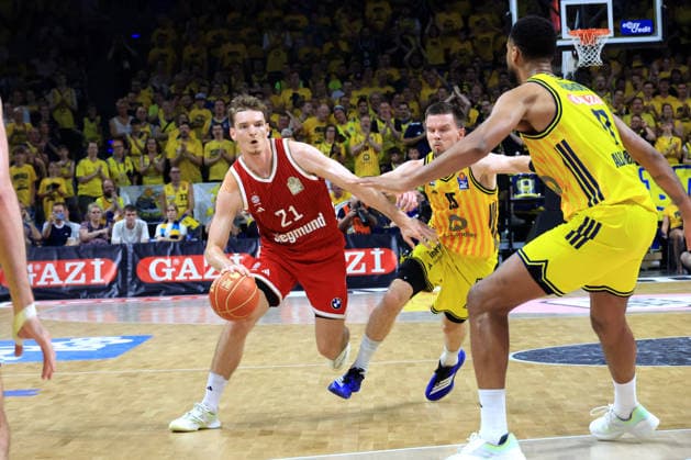DEU, easyCredit BBL, ALBA vs. Bayern Muenchen, 19.06.2026, Max-Schmeling-Halle, Berlin, DEU, easyCredit BBL, ALBA vs. Bayern Muenchen, im Bild Martin Hermannsson (ALBA Berlin 15), Norris Agbakoko (ALBA Berlin 17), Justus Hollatz (FC Bayern Muenchen 21) *** DEU, easyCredit BBL, ALBA vs. Bayern Munich, June 19, 2026, Max Schmeling Halle, Berlin, Germany, easyCredit BBL, ALBA vs. Bayern Munich; pictured nordphotoxGmbHx xEngler nph00076
