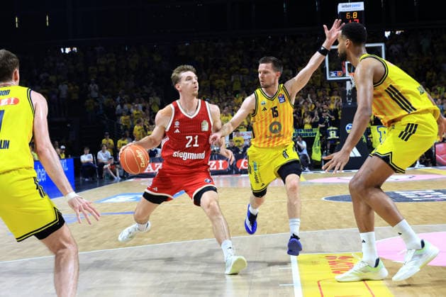 DEU, easyCredit BBL, ALBA vs. Bayern Muenchen, 19.06.2026, Max-Schmeling-Halle, Berlin, DEU, easyCredit BBL, ALBA vs. Bayern Muenchen, im Bild Martin Hermannsson (ALBA Berlin 15), Norris Agbakoko (ALBA Berlin 17), Justus Hollatz (FC Bayern Muenchen 21) *** DEU, easyCredit BBL, ALBA vs. Bayern Munich, June 19, 2026, Max Schmeling Halle, Berlin, Germany, easyCredit BBL, ALBA vs. Bayern Munich; pictured nordphotoxGmbHx xEngler nph00076