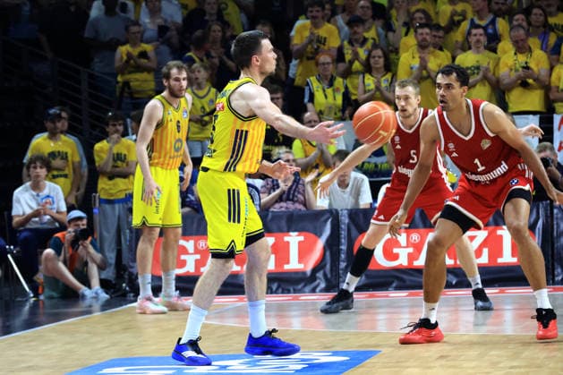 DEU, easyCredit BBL, ALBA vs. Bayern Muenchen, 19.06.2026, Max-Schmeling-Halle, Berlin, DEU, easyCredit BBL, ALBA vs. Bayern Muenchen, im Bild Martin Hermannsson (ALBA Berlin 15), Oscar da Silva (FC Bayern Muenchen 1), Niels Giffey (FC Bayern Muenchen 5) *** DEU, easyCredit BBL, ALBA vs. Bayern Munich, June 19, 2026, Max Schmeling Halle, Berlin, Germany, easyCredit BBL, ALBA vs. Bayern Munich; pictured nordphotoxGmbHx xEngler nph00076