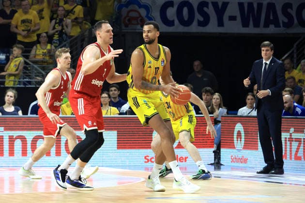 DEU, easyCredit BBL, ALBA vs. Bayern Muenchen, 19.06.2026, Max-Schmeling-Halle, Berlin, DEU, easyCredit BBL, ALBA vs. Bayern Muenchen, im Bild Norris Agbakoko (ALBA Berlin 17), Johannes Voigtmann (FC Bayern Muenchen 7) *** DEU, easyCredit BBL, ALBA vs. Bayern Munich, June 19, 2026, Max Schmeling Halle, Berlin, Germany, easyCredit BBL, ALBA vs. Bayern Munich; pictured nordphotoxGmbHx xEngler nph00076